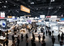 Fiera IPACK-IMA 2025 con espositori e visitatori